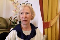 Vorsitzende der Kölner Goethe Gesellschaft Petra Schwarze im Interview bezüglich 30 Jahre Goethe-Gesellschaft in Köln e.V. im Fassbender Café Köln (© Thomas Brill)