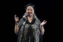 Deutsche Schauspielerin und Sängerin Hanna Schygulla gedenkt mit ihrem Programm "17/71 – Eine Zeitreise." in Begleitung des deutschen Pianisten Stephan Kanyar an Rainer Werner Fassbinder in der Volksbühne Köln (© Thomas Brill)