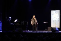 Deutsche Schauspielerin und Sängerin Hanna Schygulla gedenkt mit ihrem Programm "17/71 – Eine Zeitreise." in Begleitung des deutschen Pianisten Stephan Kanyar an Rainer Werner Fassbinder in der Volksbühne Köln (© Thomas Brill)