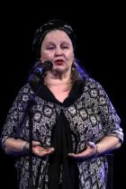 Deutsche Schauspielerin und Sängerin Hanna Schygulla gedenkt mit ihrem Programm "17/71 – Eine Zeitreise." in Begleitung des deutschen Pianisten Stephan Kanyar an Rainer Werner Fassbinder in der Volksbühne Köln (© Thomas Brill)
