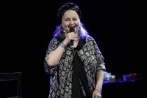 Deutsche Schauspielerin und Sängerin Hanna Schygulla gedenkt mit ihrem Programm "17/71 – Eine Zeitreise." in Begleitung des deutschen Pianisten Stephan Kanyar an Rainer Werner Fassbinder in der Volksbühne Köln (© Thomas Brill)