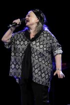 Deutsche Schauspielerin und Sängerin Hanna Schygulla gedenkt mit ihrem Programm "17/71 – Eine Zeitreise." in Begleitung des deutschen Pianisten Stephan Kanyar an Rainer Werner Fassbinder in der Volksbühne Köln (© Thomas Brill)