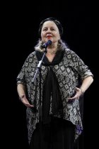 Deutsche Schauspielerin und Sängerin Hanna Schygulla gedenkt mit ihrem Programm "17/71 – Eine Zeitreise." in Begleitung des deutschen Pianisten Stephan Kanyar an Rainer Werner Fassbinder in der Volksbühne Köln (© Thomas Brill)
