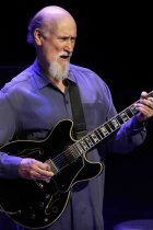 Amerikanische Jazz-Gitarrist John Scofield gastiert in Begleitung von Gerald Clayton, Steve Swallow und Bill Stewart auf seiner "Country Songs"-Tour in der Philharmonie Köln (© Thomas Brill)