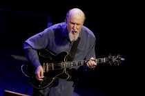 Amerikanische Jazz-Gitarrist John Scofield gastiert in Begleitung von Gerald Clayton, Steve Swallow und Bill Stewart auf seiner "Country Songs"-Tour in der Philharmonie Köln (© Thomas Brill)