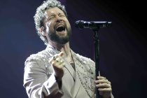 Britischer Popsänger Calum Scott gastiert auf seiner "The Avenoir"-Tour in der Lanxess Arena Köln (&copy; Thomas Brill)