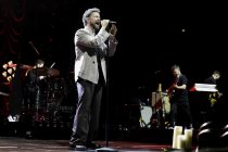 Britischer Popsänger Calum Scott gastiert auf seiner "The Avenoir"-Tour in der Lanxess Arena Köln (&copy; Thomas Brill)