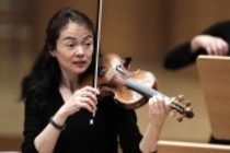 Deutsch-japanische Violinistin Midori Seiler begleitet das Concerto Köln unter der Leitung der japanische Violinistin Mayumi Hirasaki in der Philharmonie Köln (© Thomas Brill)