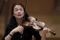 Deutsch-japanische Violinistin Midori Seiler begleitet das Concerto Köln unter der Leitung der japanische Violinistin Mayumi Hirasaki in der Philharmonie Köln (© Thomas Brill)