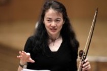 Deutsch-japanische Violinistin Midori Seiler begleitet das Concerto Köln unter der Leitung der japanische Violinistin Mayumi Hirasaki in der Philharmonie Köln (© Thomas Brill)