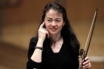 Deutsch-japanische Violinistin Midori Seiler begleitet das Concerto Köln unter der Leitung der japanische Violinistin Mayumi Hirasaki in der Philharmonie Köln (© Thomas Brill)
