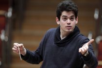 Israelische Dirigent Lahav Shani leitet das Gürzenich-Orchester Köln in der Kölner Philharmonie (© Thomas Brill)