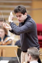 Israelische Dirigent Lahav Shani leitet das Gürzenich-Orchester Köln in der Kölner Philharmonie (© Thomas Brill)