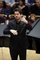 Israelische Dirigent und Pianist Lahav Shani leitet die Münchner Philharmoniker in der Kölner Philharmonie (&copy; Thomas Brill)