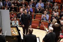 Israelische Dirigent und Pianist Lahav Shani leitet die Münchner Philharmoniker in der Kölner Philharmonie (&copy; Thomas Brill)