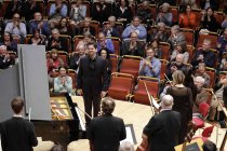 Israelische Dirigent und Pianist Lahav Shani leitet die Münchner Philharmoniker in der Kölner Philharmonie (&copy; Thomas Brill)