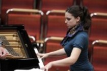 Russische Pianistin Olga Scheps begleitet die Russische Staatskapelle Moskau unter der Leitung des russischen Dirigenten Valery Poliansky in der Philharmonie Köln (&copy; Thomas Brill)