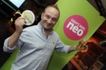Niederländische Kabarettist Philip Simon moderiert die neue ZDFneo-Quizshow "Thekenquizzer" in der Gaststätte Tankstelle Köln (© Thomas Brill)