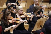 Österreichischer Dirigent Patrick Hahn leitet das Sinfonieorchester Wuppertal in der Kölner Philharmonie (&copy; Thomas Brill)