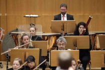 Österreichischer Dirigent Patrick Hahn leitet das Sinfonieorchester Wuppertal in der Kölner Philharmonie (&copy; Thomas Brill)