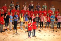 Kölner Mundart-Musikgruppe Bläck Fööss singt mit Schülern in der Philharmonie Köln (© Thomas Brill)