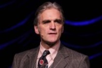 Deutscher Schauspieler Walter Sittler spielt Erich Kästner "Vom Kleinmaleins des Seins" im Theater am Tanzbrunnen Köln (© Thomas Brill)