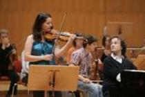 Lettische Violinistin Baiba Skride begleitet das Kammerakademie Potsdam unter der Leitung von Michael Sanderling in Begleitung des deutschen Pianisten Martin Helmchen in der Philharmonie Köln (© Thomas Brill)