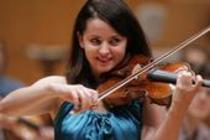 Lettische Violinistin Baiba Skride begleitet das Kammerakademie Potsdam unter der Leitung von Michael Sanderling in Begleitung des deutschen Pianisten Martin Helmchen in der Philharmonie Köln (© Thomas Brill)