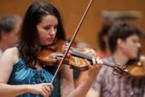 Lettische Violinistin Baiba Skride begleitet das Kammerakademie Potsdam unter der Leitung von Michael Sanderling in Begleitung des deutschen Pianisten Martin Helmchen in der Philharmonie Köln (© Thomas Brill)