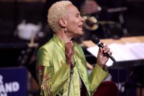 Amerikan. Jazz-Sängerin Jocelyn B. Smith gastiert in Begleitung der WDR Big Band Köln unter der Leitung des amerikanischen Arrangeurs Bob Mintzer auf ihrer „Songs From The Forties"-Tour in der Philharmonie (&copy; Thomas Brill)