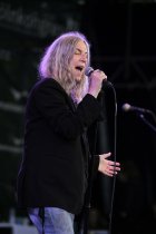 Amerikanische Punk- und Rockmusikerin und Rockpoetin Patti Smith gastiert mit ihrer Band "Horses" auf ihrer "Banga"-Tour Open Air am Tanzbrunnen Köln (© Thomas Brill)