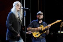 Amerikanische Punk- und Rockmusikerin und Rockpoetin Patti Smith gastiert mit ihrer Band auf ihrer "Horses - 50th anniversary"-Tour Open Air auf dem Roncalliplatz in Köln (© Thomas Brill)
