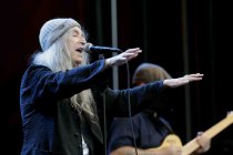 Amerikanische Punk- und Rockmusikerin und Rockpoetin Patti Smith gastiert mit ihrer Band auf ihrer "Horses - 50th anniversary"-Tour Open Air auf dem Roncalliplatz in Köln (© Thomas Brill)