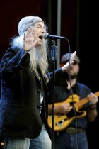 Amerikanische Punk- und Rockmusikerin und Rockpoetin Patti Smith gastiert mit ihrer Band auf ihrer "Horses - 50th anniversary"-Tour Open Air auf dem Roncalliplatz in Köln (© Thomas Brill)