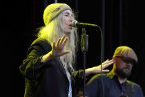 Amerikanische Punk- und Rockmusikerin und Rockpoetin Patti Smith gastiert mit ihrer Band auf ihrer "Horses - 50th anniversary"-Tour Open Air auf dem Roncalliplatz in Köln (© Thomas Brill)