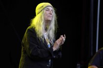 Amerikanische Punk- und Rockmusikerin und Rockpoetin Patti Smith gastiert mit ihrer Band auf ihrer "Horses - 50th anniversary"-Tour Open Air auf dem Roncalliplatz in Köln (© Thomas Brill)