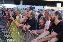 Amerikanische Punk- und Rockmusikerin und Rockpoetin Patti Smith gastiert mit ihrer Band auf ihrer "Horses - 50th anniversary"-Tour Open Air auf dem Roncalliplatz in Köln (© Thomas Brill)