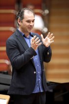 Russische Dirigent Tugan Sokhiev leitet die Wiener Philharmoniker in Begleitung des amerikanisch-israelischen Pianisten Yefim Bronfman in der Philharmonie Köln (© Thomas Brill)