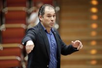 Russische Dirigent Tugan Sokhiev leitet die Wiener Philharmoniker in Begleitung des amerikanisch-israelischen Pianisten Yefim Bronfman in der Philharmonie Köln (© Thomas Brill)