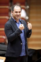 Russische Dirigent Tugan Sokhiev leitet die Wiener Philharmoniker in Begleitung des amerikanisch-israelischen Pianisten Yefim Bronfman in der Philharmonie Köln (© Thomas Brill)