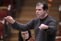 Schwedische Dirigent Stefan Solyom leitet die Staatskapelle Weimar in der Philharmonie Kln (© Thomas Brill)