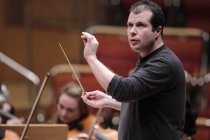 Schwedische Dirigent Stefan Solyom leitet die Staatskapelle Weimar in der Philharmonie Kln (© Thomas Brill)