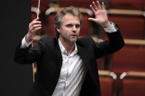 Dänische Dirigent Thomas Søndergård leitet das Orchestre Philharmonique du Luxembourg in Begleitung des russisch-deutschen Pianisten Igor Levit in der Philharmonie Köln (© Thomas Brill)