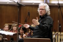 Deutsche Dirigent Christoph Spering leitet das Neue Orchester in Begleitung des Mezzosopran Michelle Breedt im Kammermusiksaal des Deutschlandfunk Kln (© Thomas Brill)