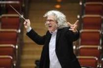 Dirigent Christoph Spering leitet das Kölner Kammerorchester  in Begleitung des Chorus Musicus Köln in der Philharmonie Köln  (© Thomas Brill)