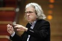 Dirigent Christoph Spering leitet das Kölner Kammerorchester  in Begleitung des Chorus Musicus Köln in der Philharmonie Köln  (© Thomas Brill)