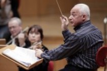 Russischer Dirigent Wladimir Spivakov leitet die Russische Nationalphilharmonie int Begleitung des russischen Violinisten Sergej Dogadin in der Philharmonie Köln (© Thomas Brill)