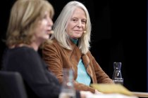 Amerikanische Schriftstellerin Bonnie Garmus liest aus ihrem Debutroman „Eine Frage der Chemie" im Rahmen der lit.COLOGNE Spezial im Klaus-von-Bismarck-Saal im Funkhaus Köln (© Thomas Brill)