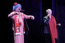 Lied "Spreche kein Kölsch" mit Tom Simon und Anne Rixmann bei der Stunksitzung 2019 im E-Werk Köln (© Thomas Brill)