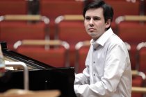 Deutsche Pianist Martin Stadtfeld begleitet das Orquestra de Cadaqués unter der Leitung britischen Dirigenten Sir Neville Marriner in der Philharmonie Köln (© Thomas Brill)